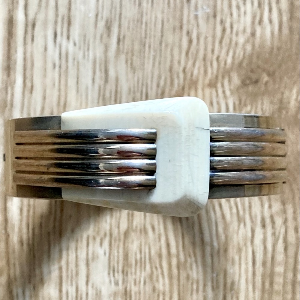 VINTAGE β€οΈ Bangle w Unique Bakelite Buckle Design